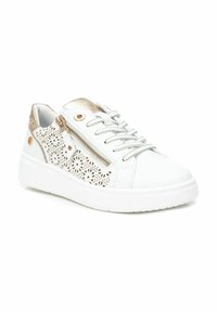 Zapatilla blanca con acentos dorados y un diseño de corte floral. Presenta un cierre de cordones, cremallera lateral y una suela blanca texturizada.