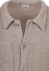 Geweven grijze cardi met een kraaglijn, drie knopen en twee borstzakken. Bevat een gebreide stof en subtiele kleurvariaties.