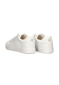 Zapatillas de deporte blancas de cuero con un acabado texturizado, que presentan un diseño minimalista, cordones tonales y un pequeño logo dorado en el talón.