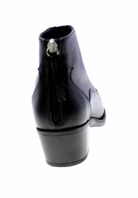 Stivale alla caviglia in pelle nera con punta arrotondata, tacco testurizzato e cerniera laterale. Finitura liscia con dettagli di cucitura minimi.