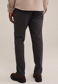 Grå, strukturerade klädbyxor med smal passform, med ett platt framstycke och subtilt mönster, i kombination med mörkbruna snörskor.