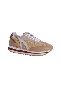 Zapatillas beige y marrón claro con acentos tejidos, cordones blancos, suela de goma y un diseño que presenta un patrón texturizado y detalles de cuero.