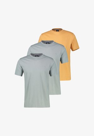Drei schlichte T-Shirts mit Rundhalsausschnitt und kurzen Ärmeln in Hellblau und Senfgelb, überlappend auf weißem Hintergrund angeordnet.