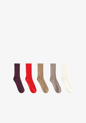 Vijf paar geribbelde sokken in donkerpaars, rood, beige, bruin en wit. Elke sok heeft een gladde textuur en een ontwerp met gemiddelde lengte.