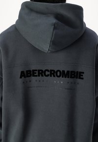 Abercrombie & Fitch Džemperis su gobtuvu - woodland gray