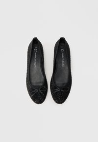 Μαύρες μπαλαρίνες με διακοσμητική ύφανση, στρογγυλή μύτη και μικρή κορδέλα στη μπροστινή πλευρά. Μαλακή εσωτερική επένδυση με λογότυπο "Marco Tozzi". Μέγεθος 37.