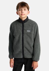 Grau Fleecejacke mit hohem Kragen und schwarzem Reißverschluss, ausgestattet mit strukturiertem Stoff und einem kleinen Logo-Patch auf der linken Brust.