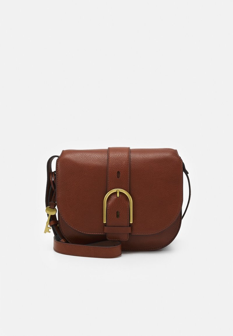 Brun læder crossbody taske med buet klap, guld spænde lukning og en lille guld nøgle charm hængende fra den justerbare rem.
