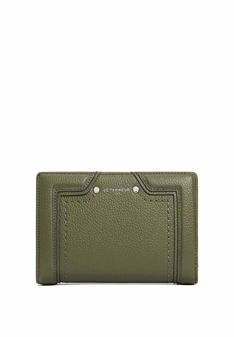 Portafoglio in pelle verde oliva con superficie testurizzata, cuciture a contrasto e dettagli metallici del logo. Design sottile e rettangolare con slot per carte.