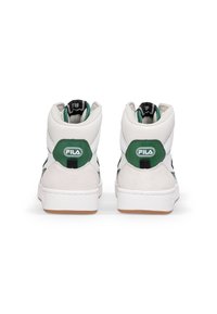Buty sportowe typu high-top z białą skórzaną cholewką z zielonymi akcentami, teksturowanym szarym zamszem i gumową podeszwą. Logo Fila na pięcie.