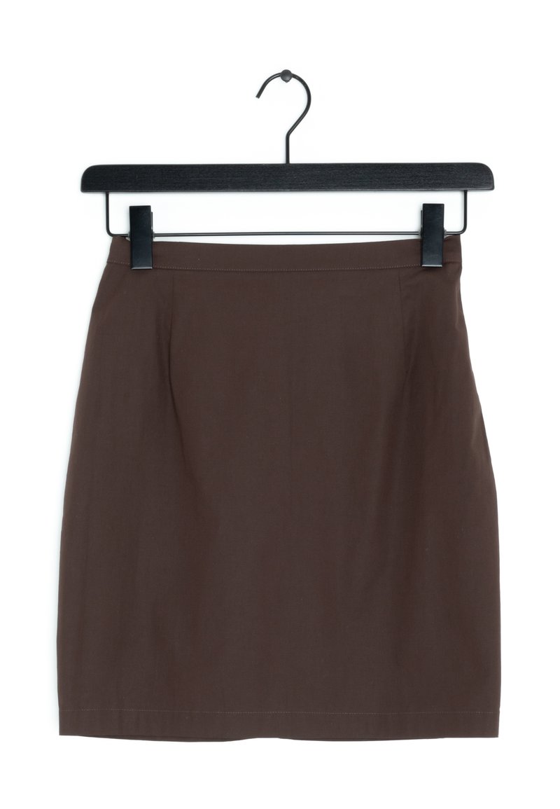 Brun kjol på en svart hängare, med en figursydd design, slät yta och rena linjer utan synliga mönster eller beslag.