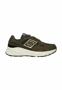 Zapatillas de ante y malla marrones con un diseño aerodinámico, que presentan un logo blanco, cordones verdes y una suela de goma texturizada.