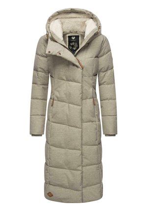 Lange, hooded pufferjas in lichtgrijs, met een gewatteerd design, zachte binnenvoering, bruine hardwareaccenten en zijzakken.