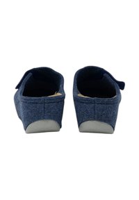 Pantofole in feltro blu navy con profilo basso, interno morbido e suola in gomma con un’accentatura bianca curva sul tallone. Chiusura in velcro sul lato.