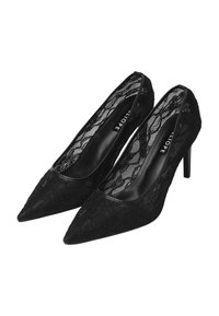 Pumps neri in pizzo con tacco alto e punta affilata, caratterizzati da una tomaia elegante e una sovrapposizione in pizzo testurizzato, con una fodera interna liscia.