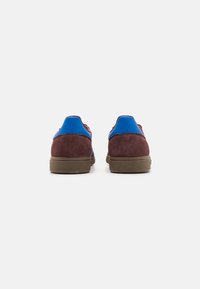 adidas Originals HANDBALL SPEZIAL UNISEX - Trainers - night red/blue/shadow red