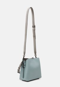 COACH WILLOW BUCKET BAG IN COLORBLOCK - Mala de mão - aqua multi