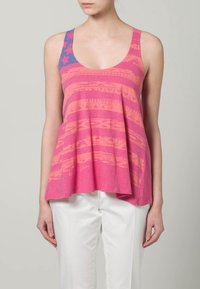 Różowy bezrękawnik z okrągłym dekoltem, z pomarańczowymi poziomymi paskami i niebieskim wzorem gwiazdek na ramionach. Miękka tkanina.