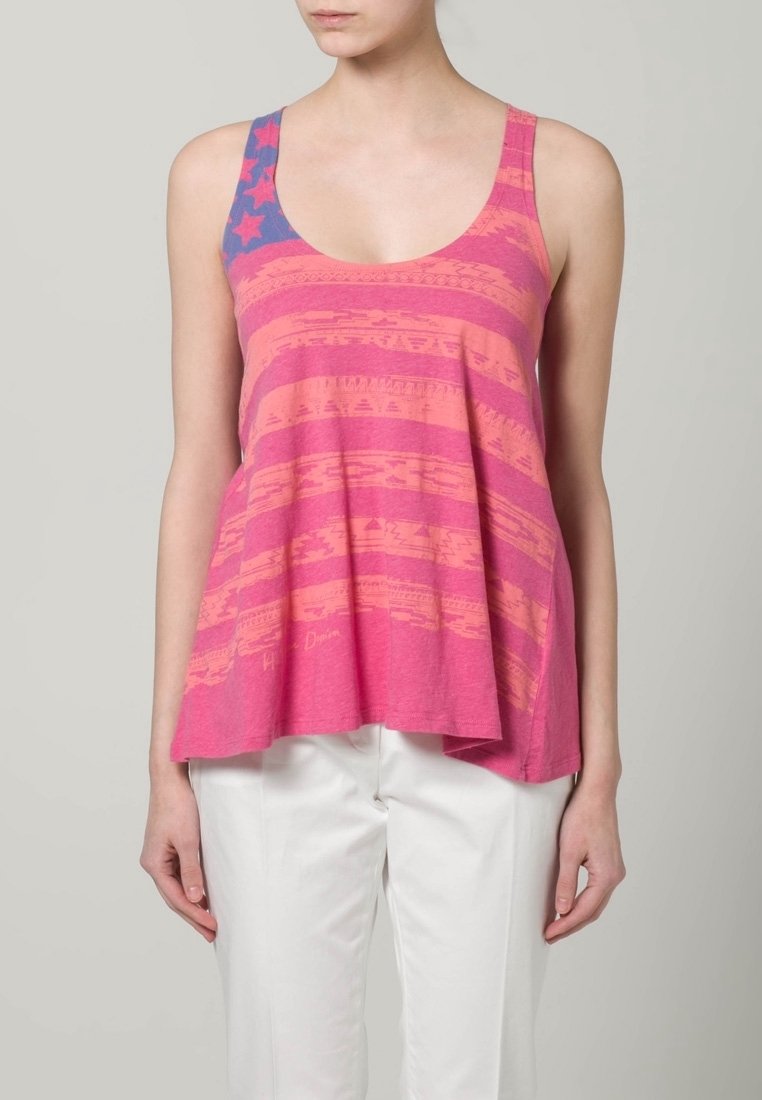 Różowy bezrękawnik z okrągłym dekoltem, z pomarańczowymi poziomymi paskami i niebieskim wzorem gwiazdek na ramionach. Miękka tkanina.