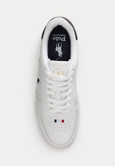 Λευκό δερμάτινο αθλητικό παπούτσι με λευκά κορδόνια, διάτρητη μύτη, λογότυπο Polo Ralph Lauren στη γλώσσα και στο πλάι, και λεπτομέρεια με κόκκινες, λευκές και μπλε ρίγες.