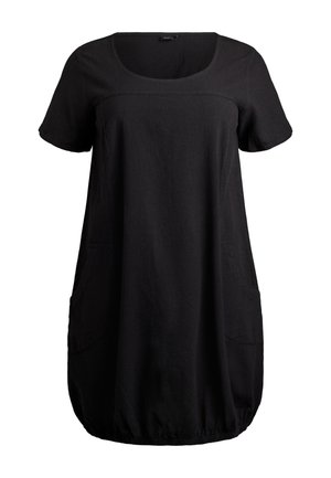 Vestido negro de manga corta con escote redondo, dos bolsillos laterales, dobladillo elástico y tela ligeramente texturizada. Silueta casual en línea A.