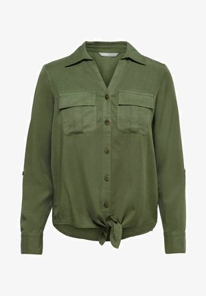 Chemise à manches longues vert olive avec col, deux poches rabatées à l'avant et un nœud noué à l'avant sur l'ourlet.