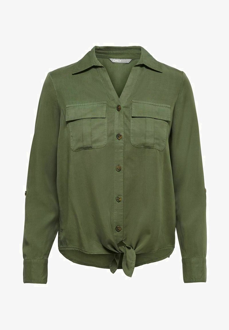 Chemise à manches longues vert olive avec col, deux poches rabatées à l'avant et un nœud noué à l'avant sur l'ourlet.