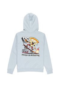Felpa blu chiaro con cappuccio, caratterizzata da un personaggio di pizza cartone animato su uno skateboard, con grafiche colorate e elementi testuali "DC Shoe Co.", "Hot Slice" e "always delivering."