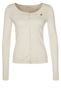 Krémový cardigan s dlouhými rukávy, knoflíkovým zapínáním, texturovanými detaily na ramenech a malou odznakem na levé straně. Měkká pletenina.