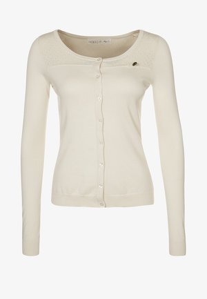 Krémový cardigan s dlouhými rukávy, knoflíkovým zapínáním, texturovanými detaily na ramenech a malou odznakem na levé straně. Měkká pletenina.