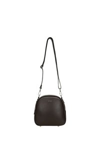 Borsa a tracolla in pelle marrone scuro con texture, con tracolla regolabile e piccolo logo metallico sulla parte anteriore, su sfondo bianco.