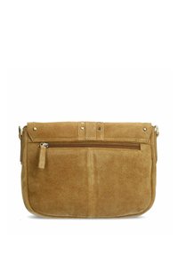 Bruine suède schoudertas met een bovenste ritsafsluiting, een voorste ritsvak en twee decoratieve bandjes. Voorzien van metallic hardware accenten.