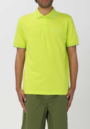 Polo shirt verde neon con maniche corte, colletto e un bordo in azzurro chiaro a contrasto lungo il colletto e i bordi delle maniche. Branding discreto sul petto.