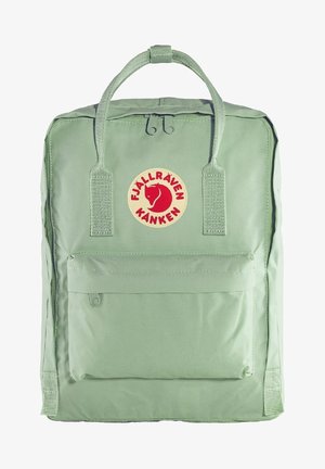 Zaino Fjällräven Kånken verde realizzato in tessuto resistente. Presenta una tasca frontale con zip, manici superiori e un logo circolare. Design minimalista.
