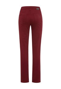 Pantaloni rossi a gamba dritta con una texture liscia, dotati di tasche posteriori e un'etichetta in vita. Nessun hardware o motivo visibile.