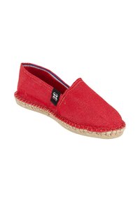 Espadrille en toile rouge avec semelle en jute tressé et étiquette en tissu noir sur le côté, vue en angle sur fond blanc.