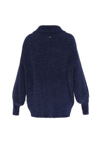 Marineblauwe, gestructureerde trui met een relaxte pasvorm, voorzien van een hoge kraag en ballonmouwen. Zacht, fluffy materiaal met minimale details.