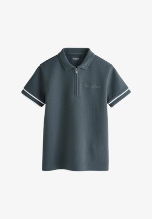 Ciemnoszara koszulka polo z krótkim rękawem i półzamkiem, białe paski na rękawach oraz haft "Future Legend" na piersi.