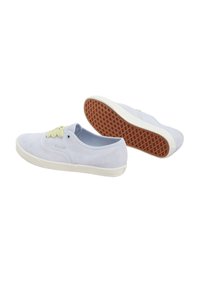 Lichtblauwe suède sneakers met gele veters, witte rubberen zolen en een gestructureerde bruine buitenzool. Eenvoudig low-top ontwerp met minimale details.