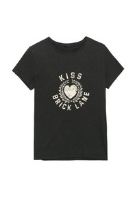Camiseta de algodón negra con cuello redondo y mangas cortas. Presenta un texto gráfico en blanco "KISS BRICK LANE" rodeado de hojas de laurel.