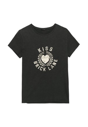 T-shirt en coton noir avec un col rond et des manches courtes. Présente un texte graphique blanc "KISS BRICK LANE" entouré de feuilles de laurier.