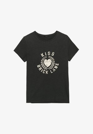 T-shirt en coton noir avec un col rond et des manches courtes. Présente un texte graphique blanc "KISS BRICK LANE" entouré de feuilles de laurier.