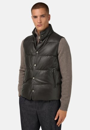 Schwarze Lederweste mit Druckknöpfen, gestepptem Design, hohem Kragen und seitlichem Reißverschlusstaschen, getragen über einem grauen Pullover.