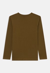Barna, hosszú ujjú, kerek nyakú póló laposan elhelyezve, mutatva a hátoldalát, tiszta varrásokkal, minták vagy logók nélkül.