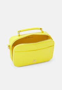 Tommy Hilfiger ICONIC CAMERA BAG - Keresztpántos táska - valley yellow