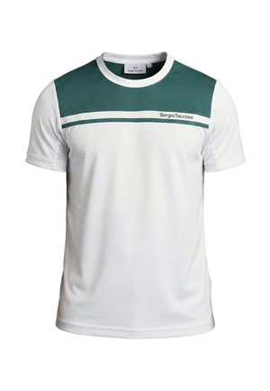 Maglietta sportiva bianca a maniche corte con pannello verde scuro e strisce sul petto, con il logo "Sergio Tacchini" sul lato destro.
