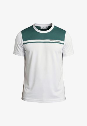 Weißes Sport-T-Shirt mit kurzen Ärmeln, dunkelgrünem Einsatz und Streifen über der Brust, mit "Sergio Tacchini"-Logo auf der rechten Seite.