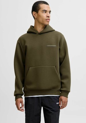 Olivengroene hoodie met een frontzak, ribgebreide mouwen en een klein decoratief label op de bovenste linkerzijde. Gemaakt van zachte, gestructureerde stof.