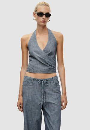 Top a fascia a righe in tessuto grigio con scollatura a V profonda e design corto, abbinato a pantaloni con coulisse coordinati a righe.