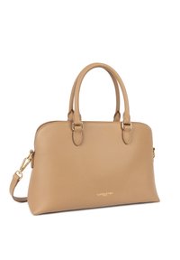 Sac à main en cuir tan avec un design structuré, deux poignées supérieures, une bandoulière détachable et des accents en métal doré. Texture lisse, branding minimal.